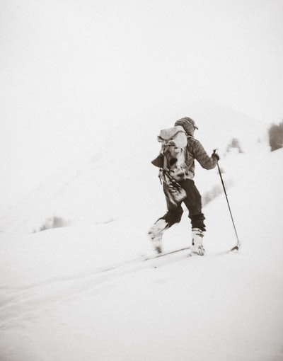 在雪山徒步旅行的人